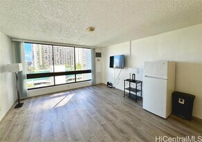 300 Wai Nani Way in Honolulu, HI - Building Photo