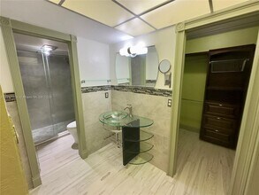 6010 S Falls Cir Dr in Lauderhill, FL - Building Photo - Building Photo