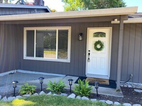 19260 SW Vista St in Aloha, OR - Foto de edificio - Building Photo