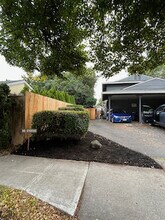 1666 SE Umatilla St, Unit 2 in Portland, OR - Building Photo - Building Photo