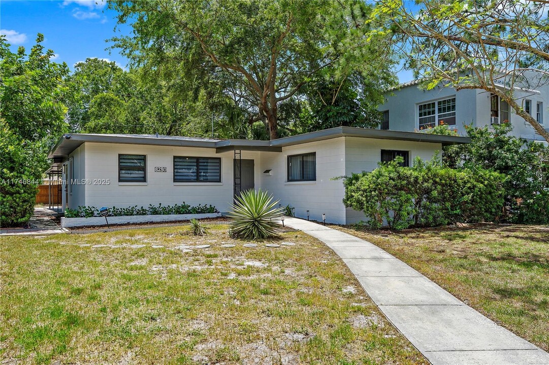 6250 2nd Ave S in St. Petersburg, FL - Building Photo