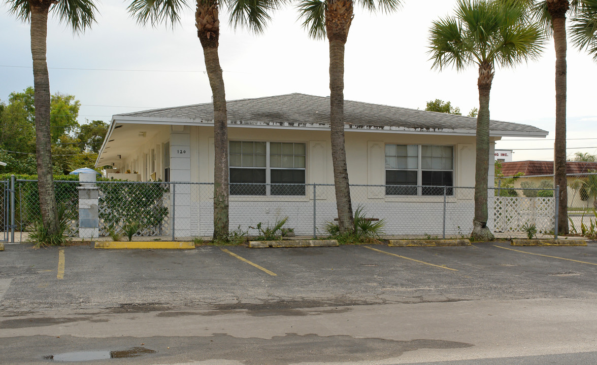 120 NE 4th St in Pompano Beach, FL - Building Photo