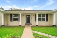 5527 Wigton Dr in Houston, TX - Foto de edificio - Building Photo