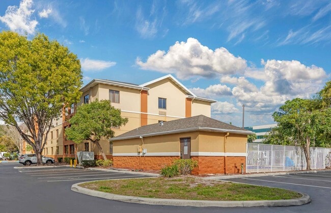 Furnished Studio-Fort Lauderdale - Cypress Creek - NW 6th Way in Fort Lauderdale, FL - Foto de edificio - Building Photo