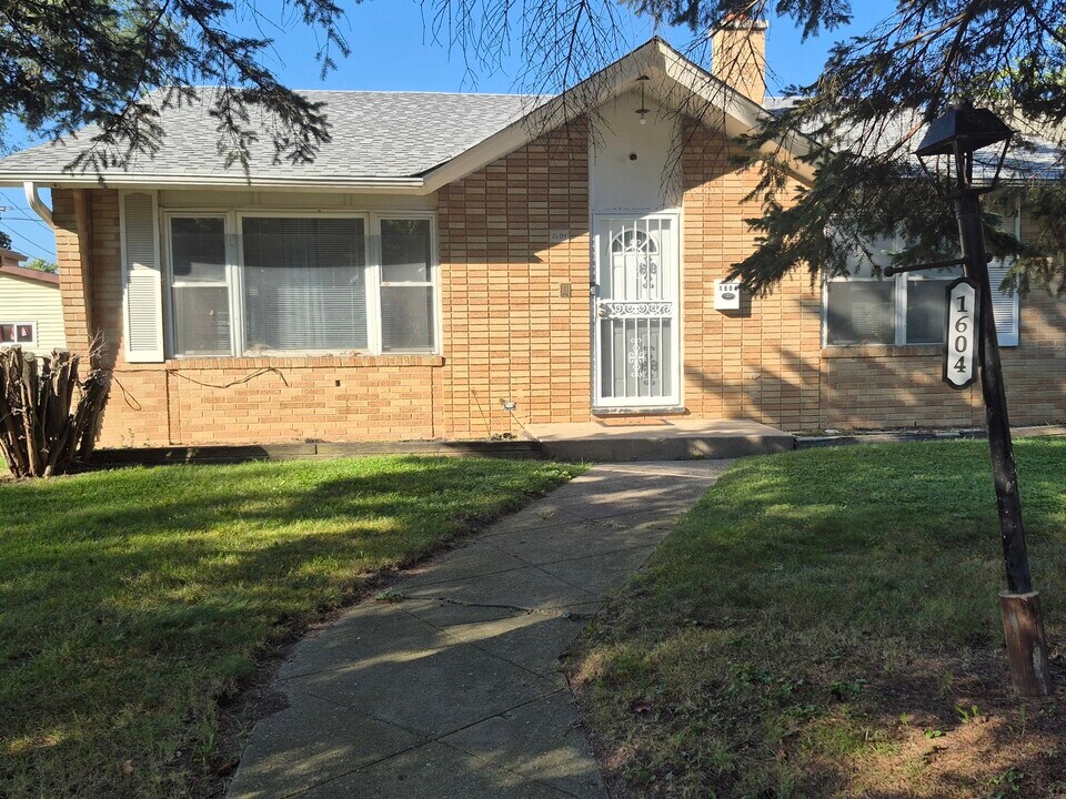 1604 20th St in North Chicago, IL - Building Photo