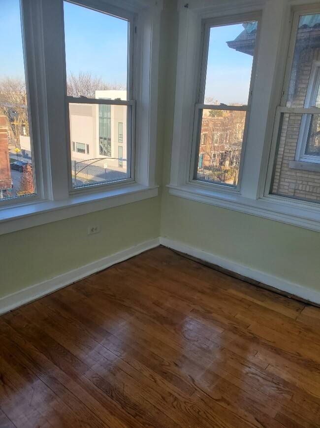 property at 3303 W Potomac Ave
