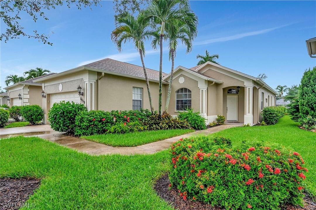 8059 Tauren Ct in Naples, FL - Foto de edificio