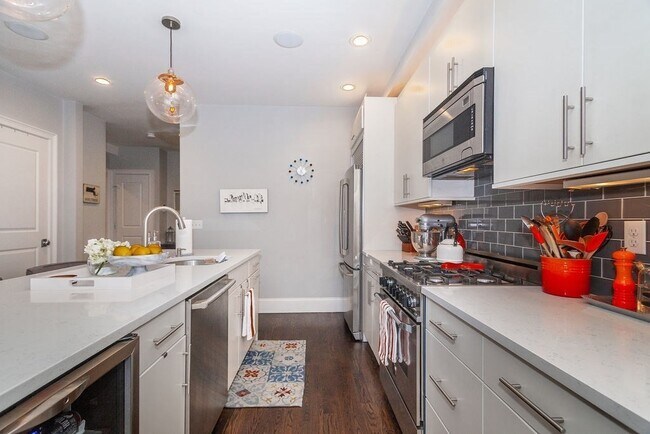 111 B St, Unit 3 in Boston, MA - Building Photo - Building Photo