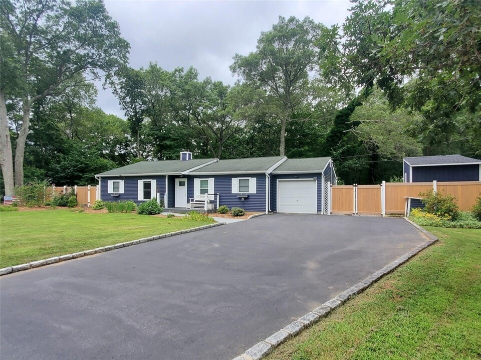 14 Westcliff Dr in Mount Sinai, NY - Building Photo