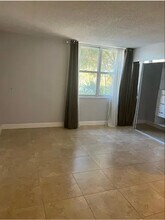 9001 SW 77th Ave in Miami, FL - Foto de edificio - Building Photo