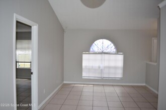 482 Tuloma Ave SW in Palm Bay, FL - Foto de edificio - Building Photo