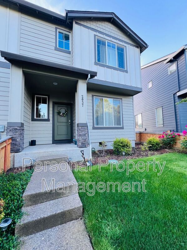 2037 NE 4 Seasons Ln