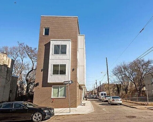 623 N 36th St-Unit -Unit 2 in Philadelphia, PA - Foto de edificio - Building Photo