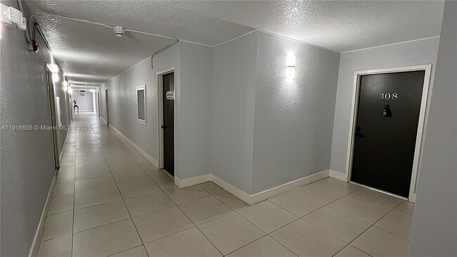 9350 Fontainebleau Blvd in Miami, FL - Building Photo - Building Photo