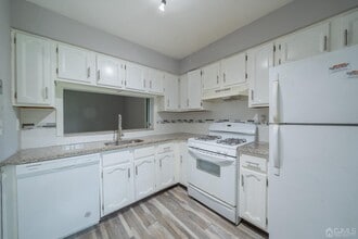 1612 Woodbridge Commons Way in Iselin, NJ - Building Photo - Building Photo