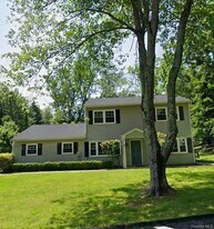 3 Flower Ln in Valley Cottage, NY - Building Photo