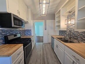 717 Broadway Avenue J in Galveston, TX - Building Photo - Building Photo