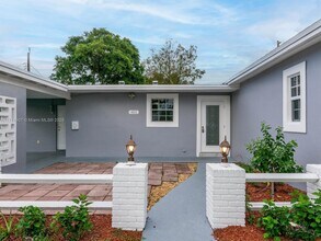 611 SW 64th Way in Pembroke Pines, FL - Building Photo - Building Photo