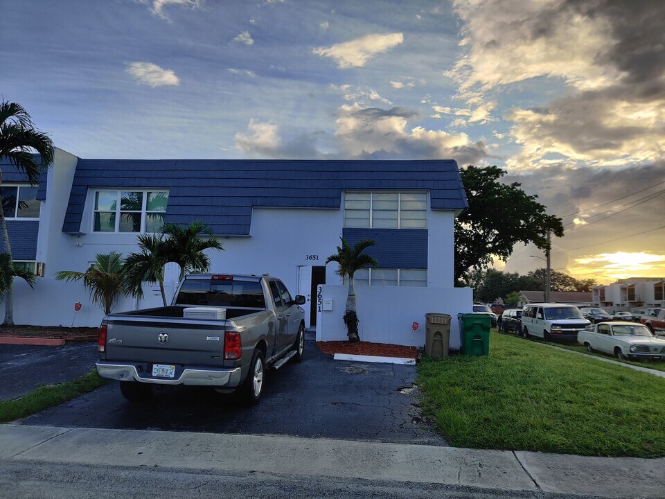 3651 SW 59th Ave in Davie, FL - Building Photo
