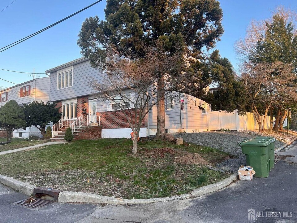 249 Olsen St in South Amboy, NJ - Building Photo