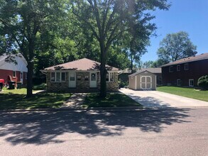 506 Sunnyside Ln in Hopkins, MN - Building Photo - Building Photo