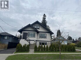 5xx E 9th St in North Vancouver, BC - Building Photo