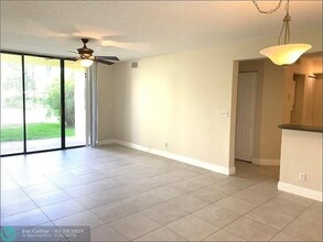 5621 Riverside Dr in Coral Springs, FL - Building Photo - Building Photo