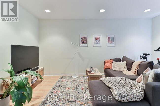 102-102 Beverley St in Toronto, ON - Building Photo - Building Photo