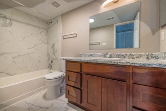 Union Station in West Chester, OH - Foto de edificio - Interior Photo