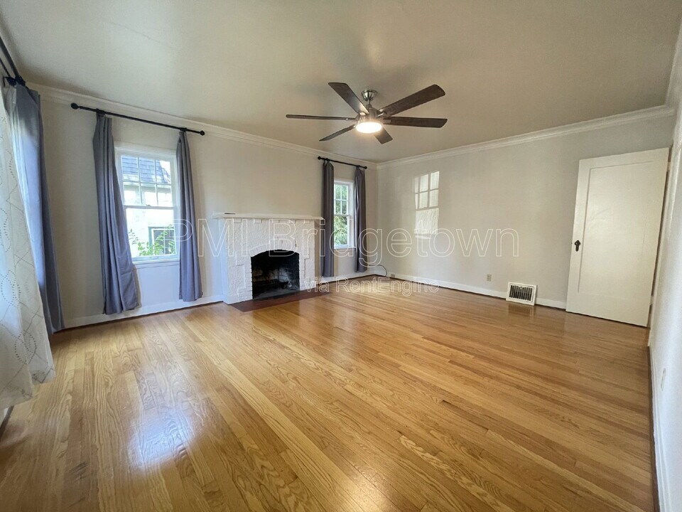 515 SE Peacock Ln in Portland, OR - Foto de edificio