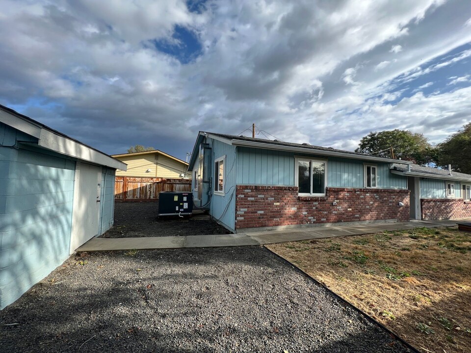 2100 S 11th Ave in Union Gap, WA - Building Photo