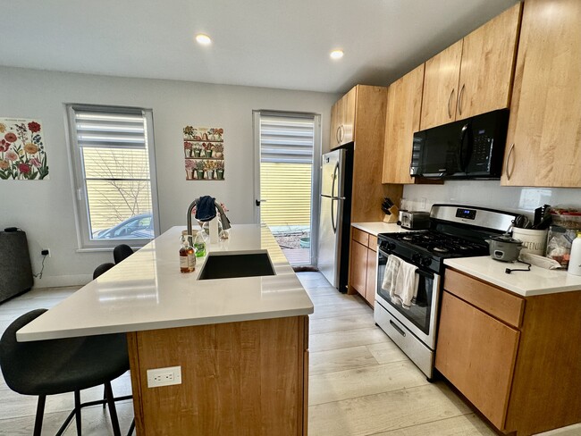 10 Ward St, Unit 1 in Boston, MA - Foto de edificio - Building Photo