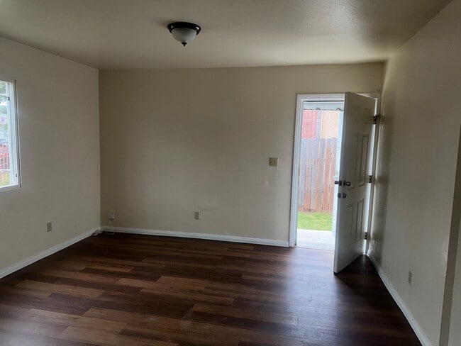 427 E 98th St in Los Angeles, CA - Building Photo - Building Photo