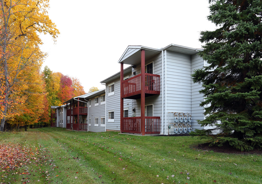 Pebble Creek Apartments in Twinsburg, OH - Building Photo