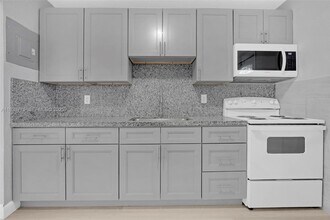 369 Phippen Waiters Rd in Dania Beach, FL - Building Photo - Building Photo