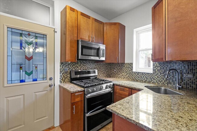 1278 W Victoria St, Unit 1E in Chicago, IL - Building Photo - Building Photo