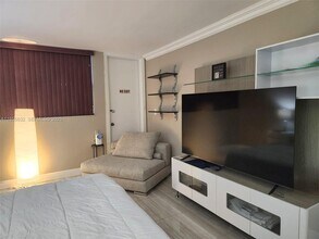 16251 Golf Club Rd in Weston, FL - Building Photo - Building Photo