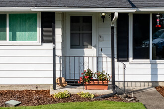 Eagle Estates East Condominium in Gresham, OR - Building Photo - Building Photo