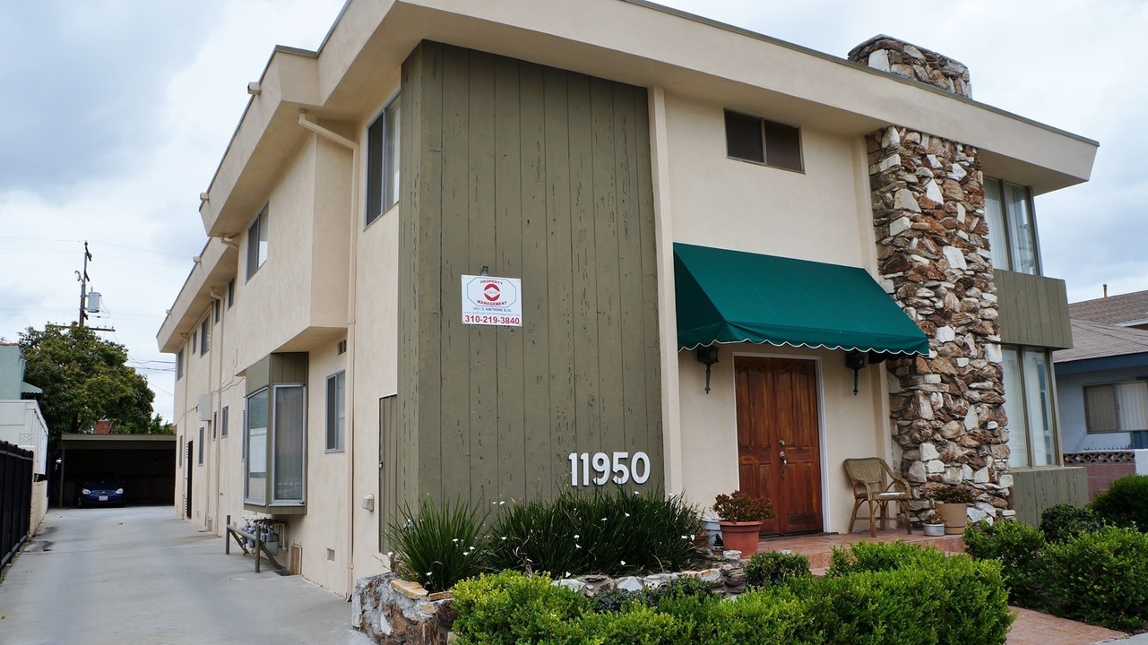 11950 Acacia Ave in Hawthorne, CA - Building Photo