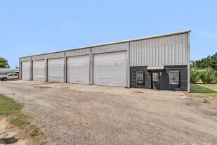 8867 Co Rd 424 in Navasota, TX - Building Photo