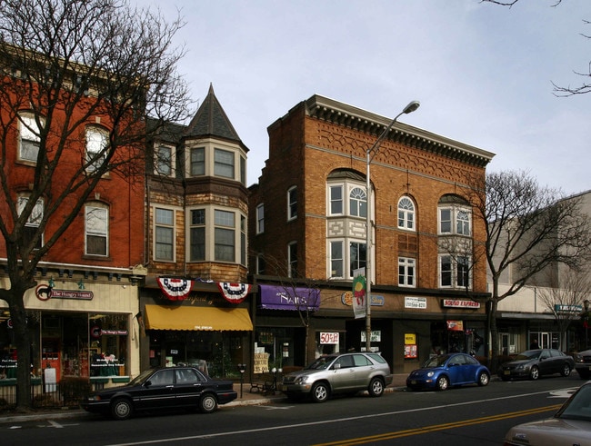 92 W Main St