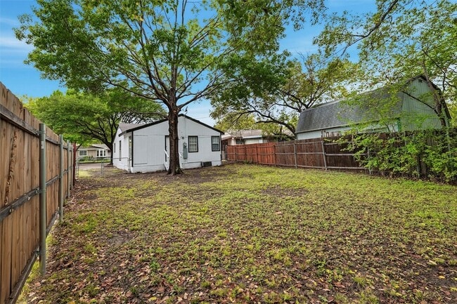 1110 NE 17th St in Grand Prairie, TX - Foto de edificio - Building Photo