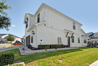 175 Waterside Rd in Buda, TX - Foto de edificio - Building Photo
