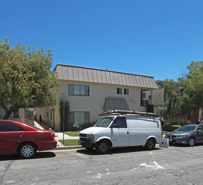 630 E Tujunga Ave in Burbank, CA - Foto de edificio - Building Photo