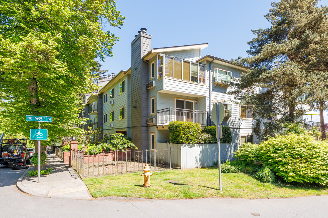 9800 Roosevelt Way NE in Seattle, WA - Building Photo