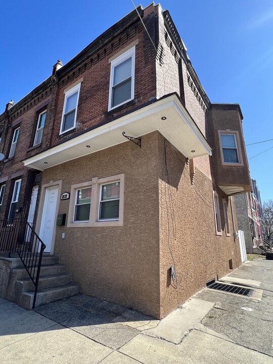 2137 N 10th St in Philadelphia, PA - Building Photo