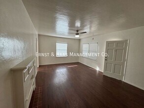 928 Gardenia Ave in Long Beach, CA - Building Photo - Building Photo