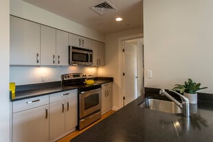 108 E Brookline St, Unit 6J in Boston, MA - Building Photo