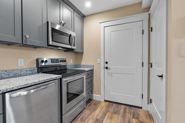5 Batchelders Ct-Unit -303 in Haverhill, MA - Building Photo - Building Photo