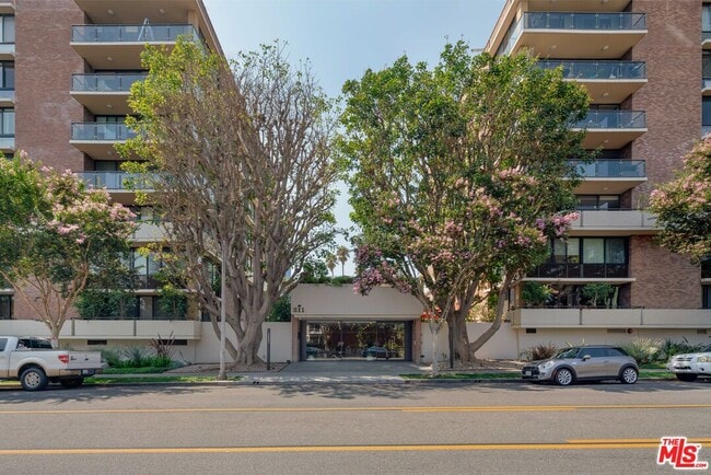 211 S Spalding Dr in Beverly Hills, CA - Building Photo - Building Photo